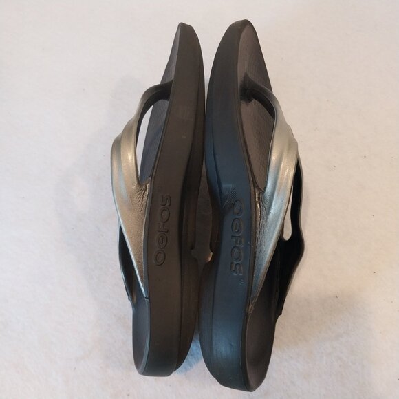 OOFOS Flip Flop Thong Sandal Womens 8 Silver Gray OOlala Cushioned Comfort - Picture 4 of 9